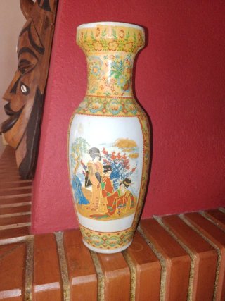 Vaso in porcellana con motivi cinesi
