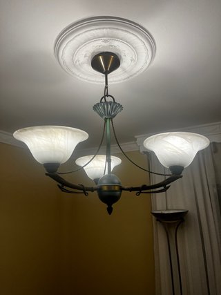 Lámpara de salón dorada envejecida.