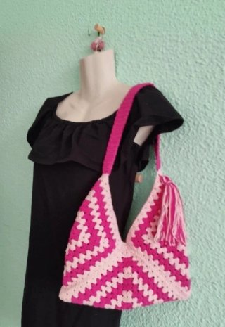 Bolso de crochet rosa y blanco