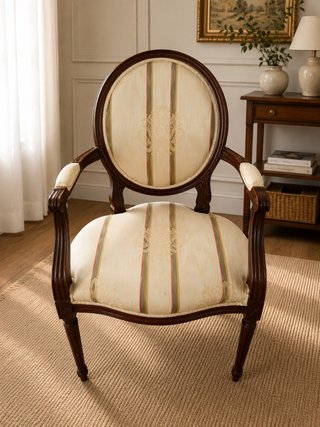 Sillón tapizado estilo clásico