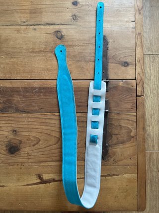 Correa de guitarra acolchada de piel azul