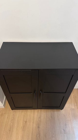 Mueble negro con 2 puertas