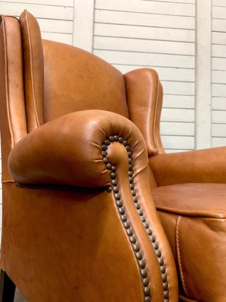 Sillón orejero de piel marrón. Vintage