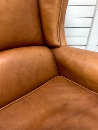 Sillón orejero de piel marrón. Vintage