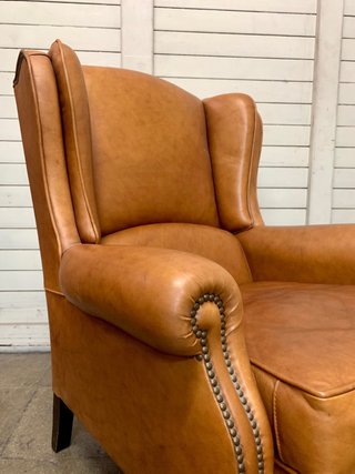 Sillón orejero de piel marrón. Vintage