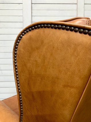 Sillón orejero de piel marrón. Vintage