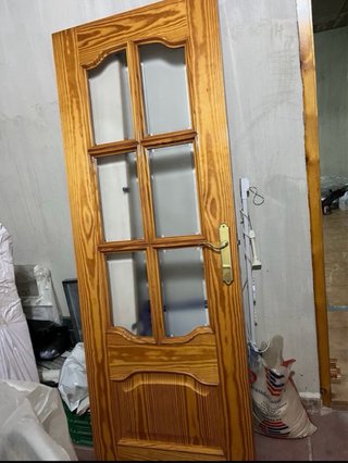 Puerta de madera con cristal