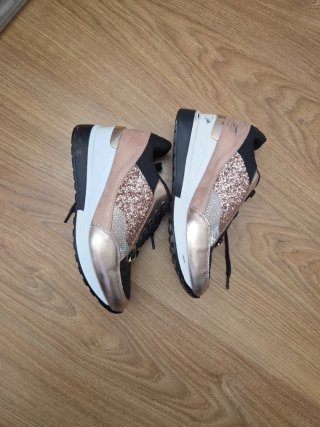 Tenis con plataforma dorados y negros