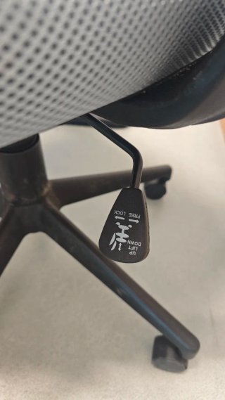 Silla de oficina ergonómica con reposabrazos
