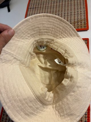 Sombrero deportivo beige sin estrenar