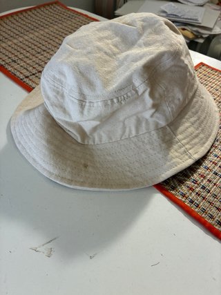 Sombrero deportivo beige sin estrenar