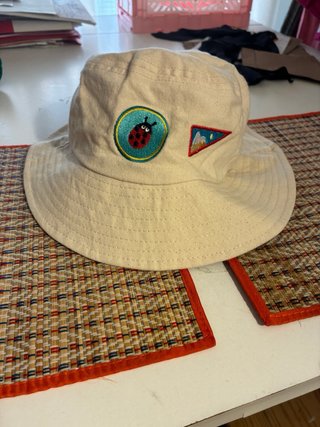Sombrero deportivo beige sin estrenar