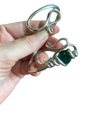 Bracciale rigido argentato con pietra verde
