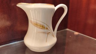 Juego de café de porcelana con detalles dorados