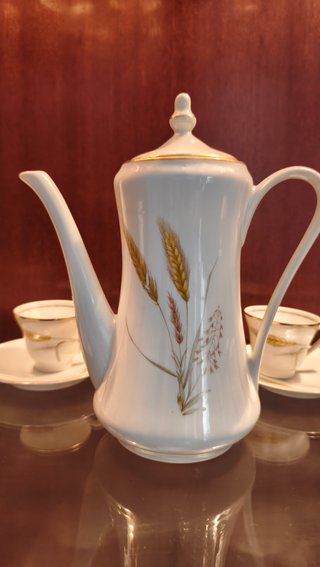 Juego de café de porcelana con detalles dorados