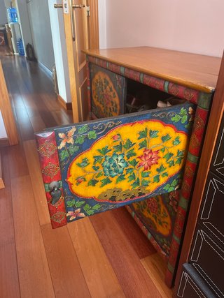 Mueble auxiliar decorado