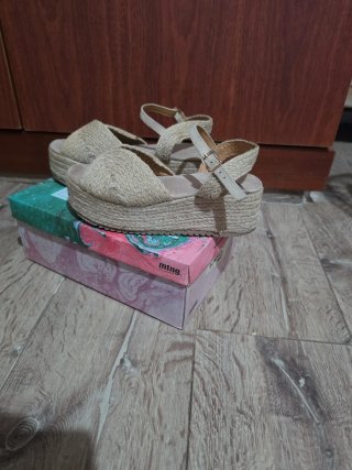 Sandalias de plataforma beige