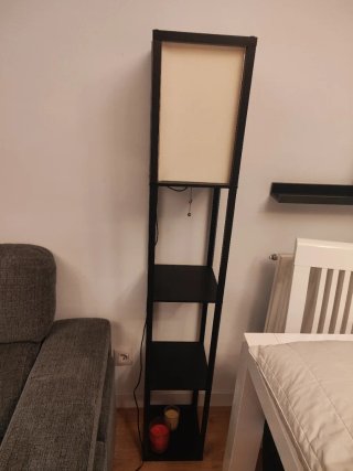 Lámpara pie LED con estantes y regulable con mando