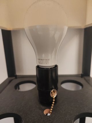 Lámpara pie LED con estantes y regulable con mando