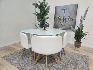 Mesa de cristal templado y 4 sillas blancas