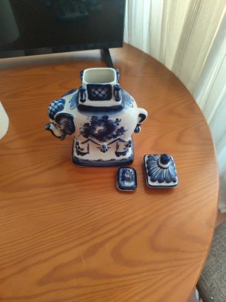 Figura de elefante azul y blanco