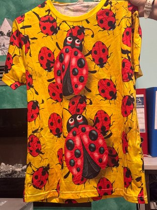 Camiseta amarilla con estampado de mariquitas