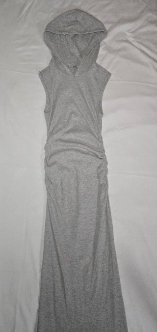 Vestido largo con capucha