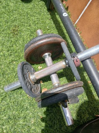 Pesas y barra de gimnasio