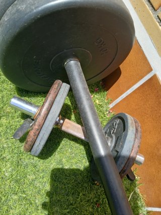 Pesas y barra de gimnasio