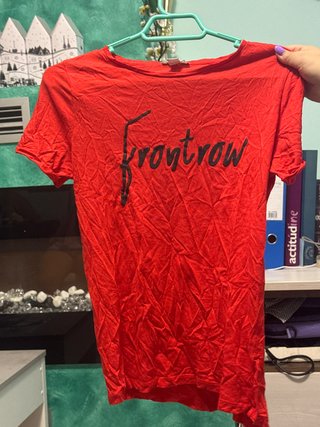 Camiseta roja con estampado frontrow