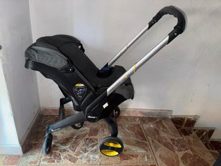 Silla de coche bebé gris con capota