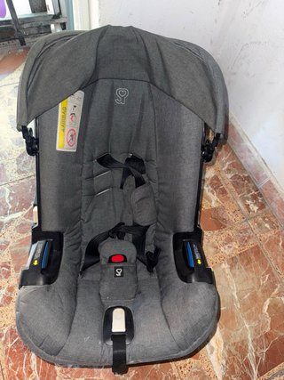 Silla de coche bebé gris con capota