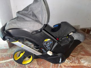 Silla de coche bebé gris con capota