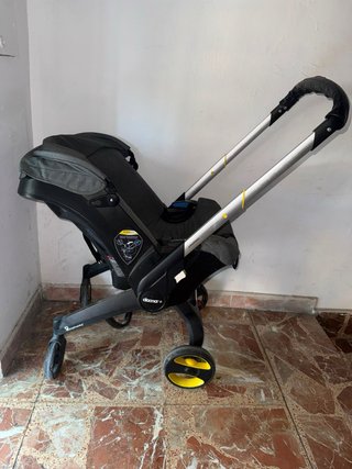 Silla de coche bebé gris con capota