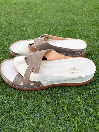 Sandalias Beige y Marrón