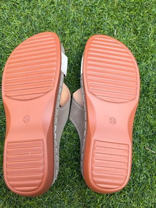 Sandalias Beige y Marrón