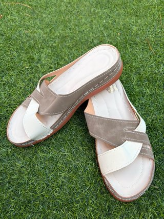 Sandalias Beige y Marrón