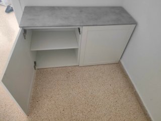 Mueble bajo aparador blanco con encimera gris