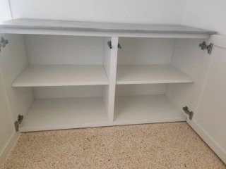 Mueble bajo aparador blanco con encimera gris