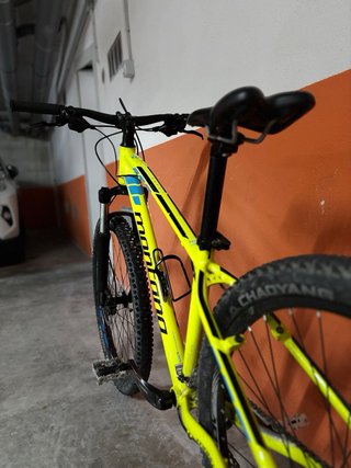 Bicicleta de montaña amarilla