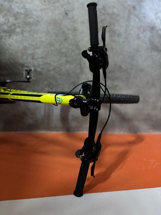 Bicicleta de montaña amarilla