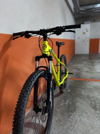Bicicleta de montaña amarilla