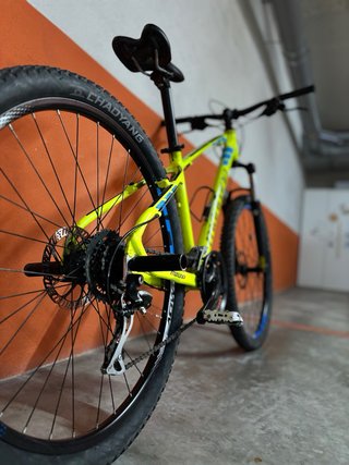 Bicicleta de montaña amarilla