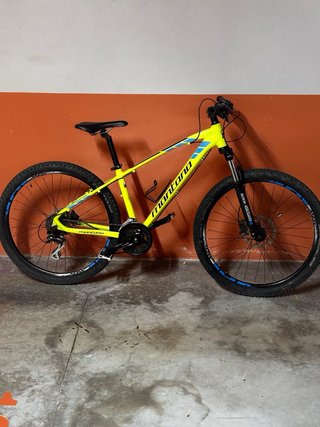 Bicicleta de montaña amarilla
