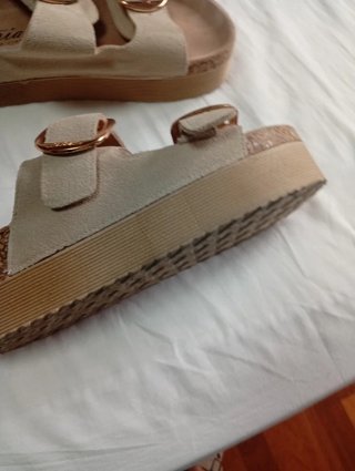 Sandalias Isteria Serraje Beige Hebillas Doradas