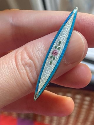 Broche antiguo inglés en esmalte guilloche y plata