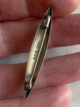 Broche antiguo inglés en esmalte guilloche y plata