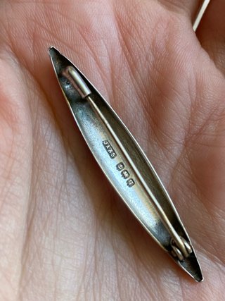 Broche antiguo inglés en esmalte guilloche y plata