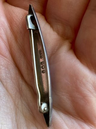 Broche antiguo inglés en esmalte guilloche y plata