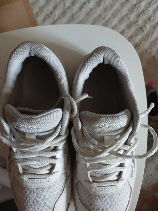 Zapatillas Asics Beige y Blancas